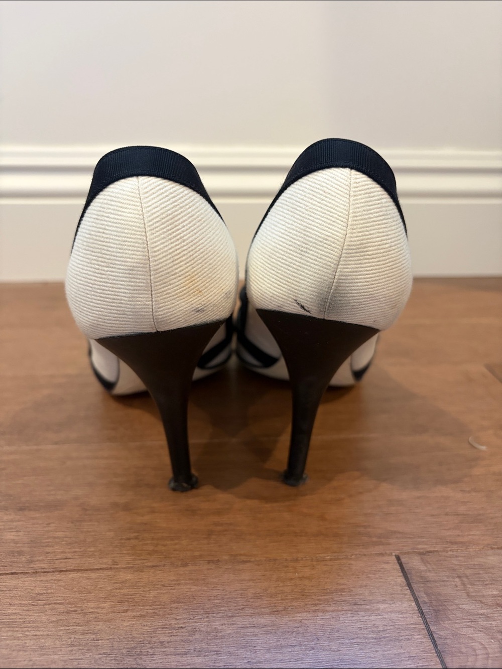 CHANEL Cream Canvas and Black Trim Bow Pumps Sz 40 - Picture 5 of 10